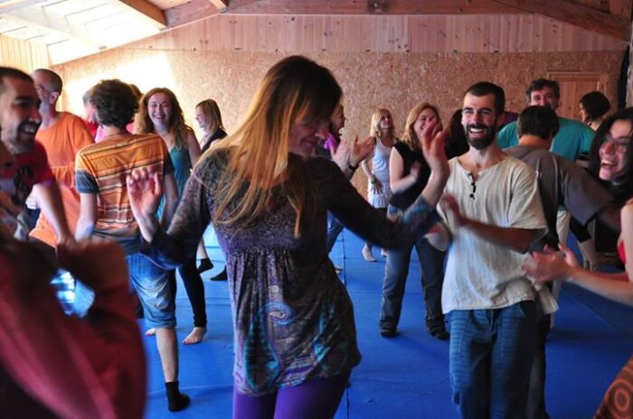 Biodanza trabaja conjuntamente nuestro plano físico, mental, emocional y espiritual.