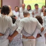 vacaciones-conscientes-circulo-abrazos-tantra-corazon