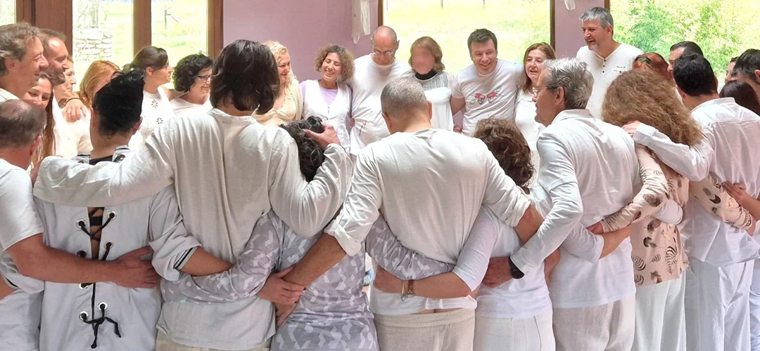 Grupo en círculo abrazándose durante las vacaciones conscientes