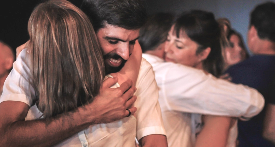 Abrazos en pareja durante una sesión de biodanza