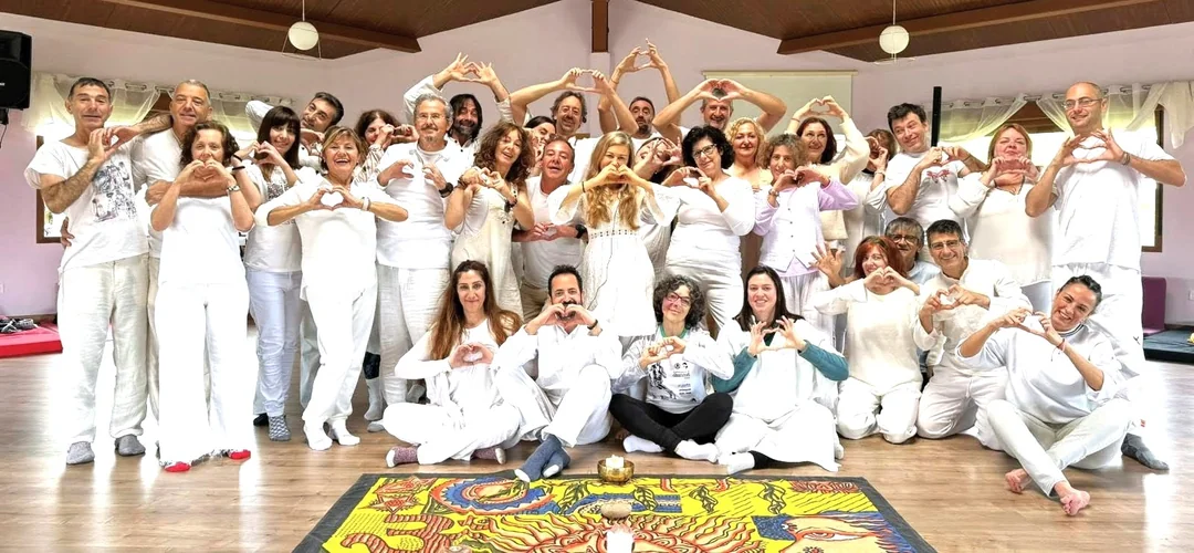 Ceremonia de cacao en grupo durante las vacaciones conscientes en la naturaleza