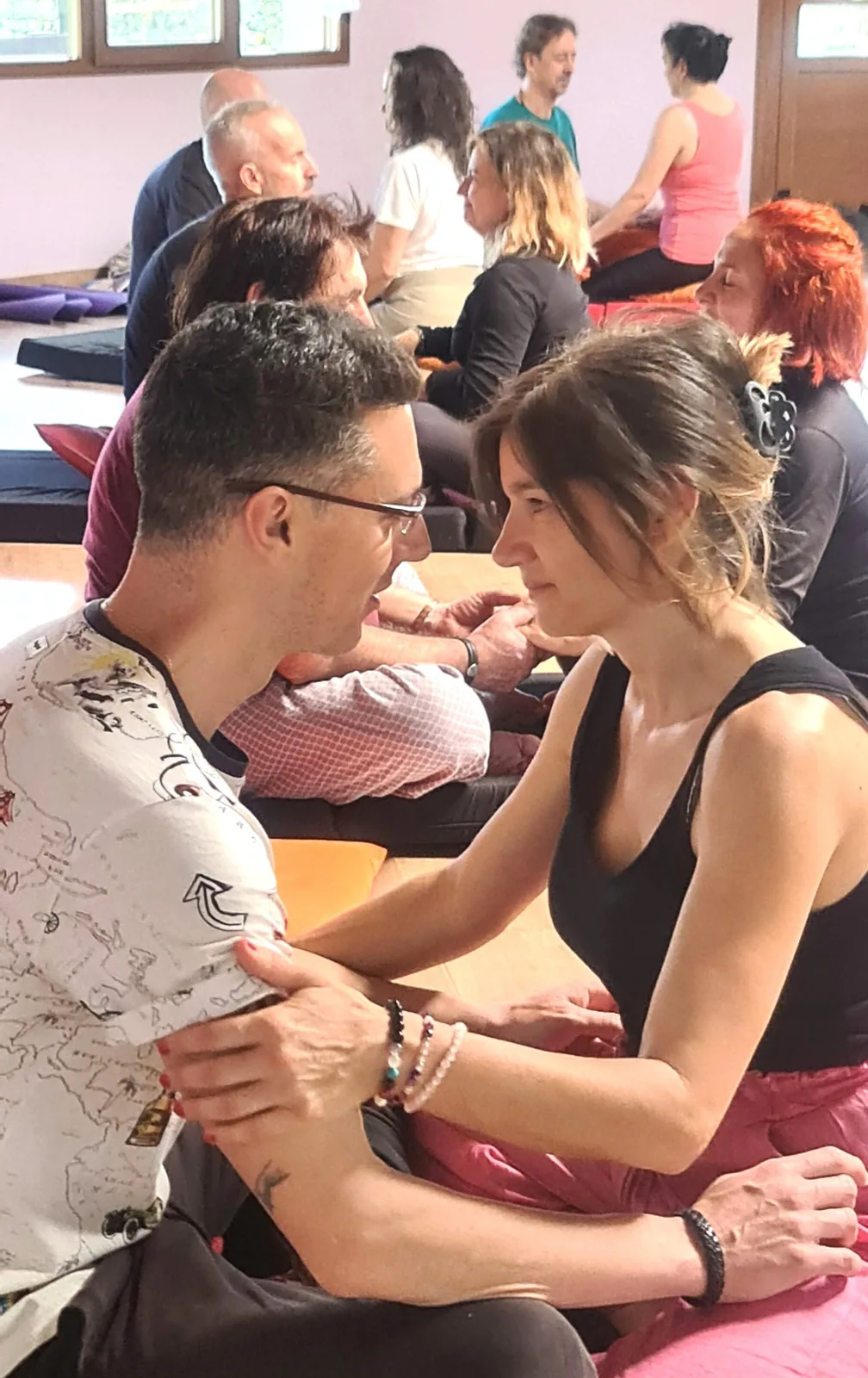 Ejercicio de mirada consciente en pareja en un taller de tantra del corazón