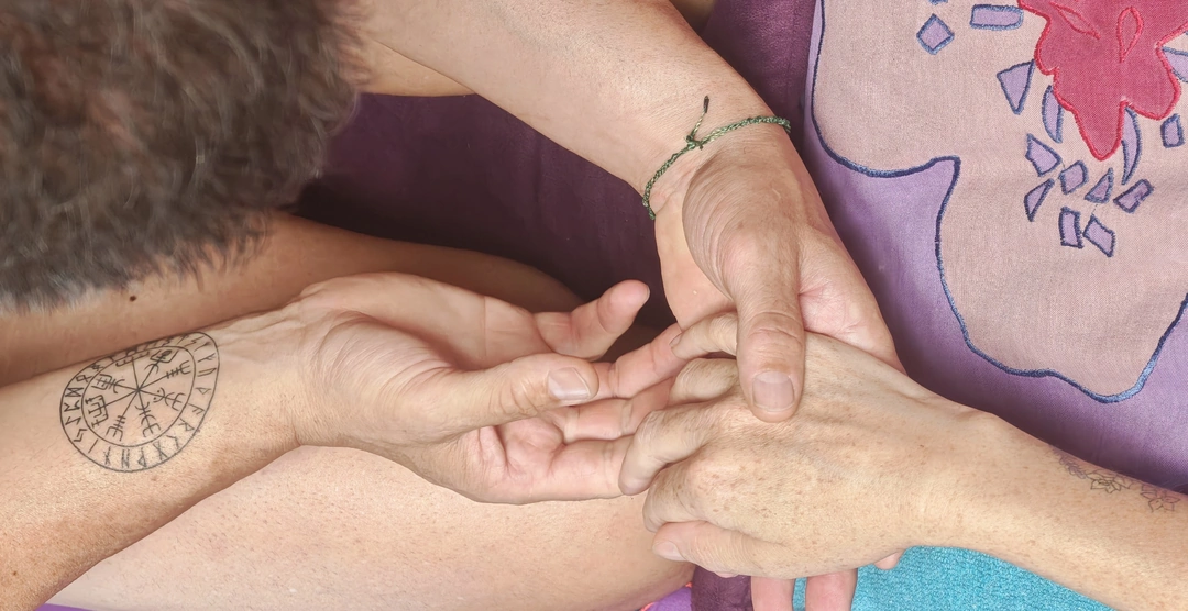 Masaje de manos en un taller de contacto consciente