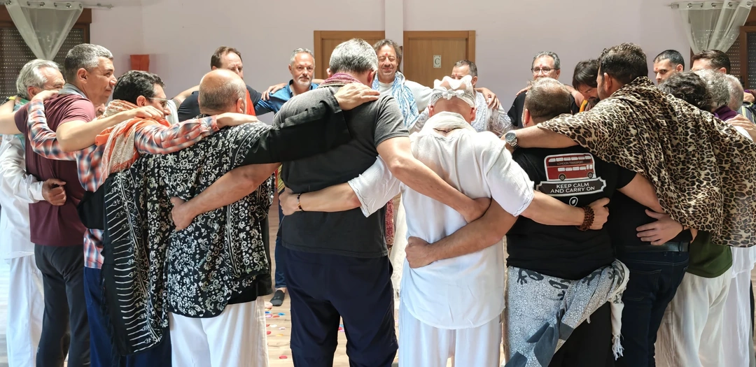 Participantes abrazados en grupo durante una dinámica de Tantra del Corazón.