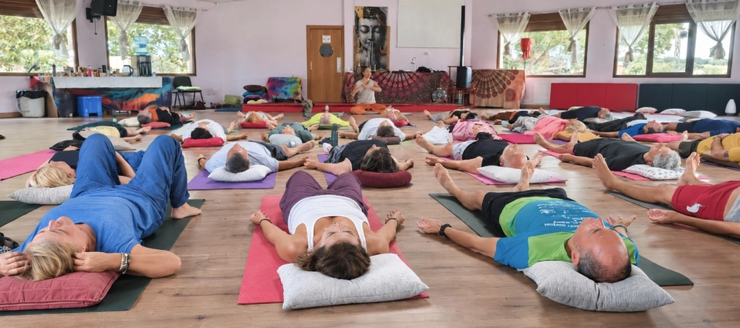 Relajación guiada en grupo durante unas vacaciones conscientes